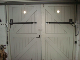 hoekbeugels per 2. universeel voor elk type poortopener. Onmisbaar voor openslaande garagedeuren en veel houten poorten. en wanneer de scharnieren aan de voorzijde op de palen geplaatst zijn. 2x Art. 0302  (QU)