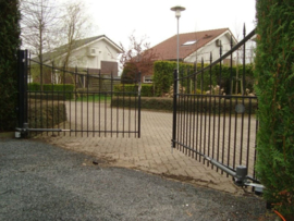 hoekbeugels per 2. universeel voor elk type poortopener. Onmisbaar voor openslaande garagedeuren en veel houten poorten. en wanneer de scharnieren aan de voorzijde op de palen geplaatst zijn. 2x Art. 0302  (QU)