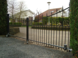 hoekbeugels per 2. universeel voor elk type poortopener. Onmisbaar voor openslaande garagedeuren en veel houten poorten. en wanneer de scharnieren aan de voorzijde op de palen geplaatst zijn. 2x Art. 0302  (QU)