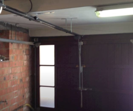 AU.C25 speciale bevestigingsarm JIM voor naar binnen draaiende garagedeuren.  (PO)