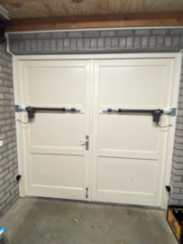 Quiko EON 400 op smalle garagedeuren en openslaande poorten, complete set met kozijnbeugels en stootdoppen. Art. eon400, 2x Art. 0301, 2x Art. 0300     (QU)