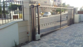 Quiko Moovy QK M2000 motor-unit, voor schuifpoorten tot 2000kg. Inclusief knipperlamp, Zender, Sleutelcontact en set IR Sensoren.Art. 0500  (QU)