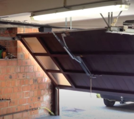 AU.C25 speciale bevestigingsarm JIM voor naar binnen draaiende garagedeuren.  (PO)