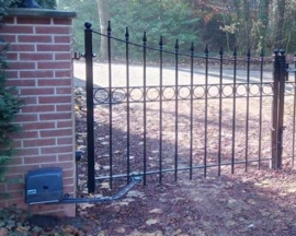 Montage-set om de poortbeugels aan de penanten / muur te bevestigen.  (QU)