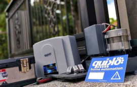 Quiko Moovy QK M2000 motor-unit, voor schuifpoorten tot 2000kg. Inclusief knipperlamp, Zender, Sleutelcontact en set IR Sensoren.Art. 0500  (QU)