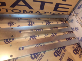 Set, Quiko Sub met 2 meenemers. Voordeel: De as van de sub hoeft niet precies in het verlengde van de poort-scharnieren te liggen. ideaal voor garagedeuren.  (QU)