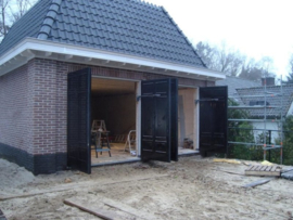 hoekbeugels per 2. universeel voor elk type poortopener. Onmisbaar voor openslaande garagedeuren en veel houten poorten. en wanneer de scharnieren aan de voorzijde op de palen geplaatst zijn. 2x Art. 0302  (QU)