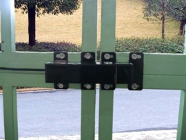 Kijzer elektrisch poortslot 24v dc Kijzer ESGL20 gegalvaniseerd en zwart gelakt en vorstvast. op elke poort toepasbaar. Kan ook als grond-slot gebruikt worden, met aansluitkabel.Art.0873  (QU)