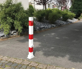 Parkeerpaal vierkant 70 mm, inklapbaar, met driehoekslot  (PO)