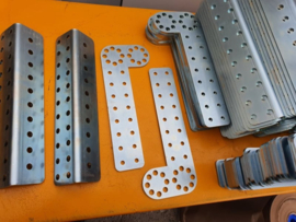 Beugelset universeel voor elk type poortopener. Onmisbaar voor openslaande garagedeuren en veel houten poorten. 2x Art. 0301  (QU)