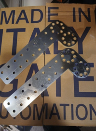 2x hockey-beugels voor openslaande deuren.  (QU)