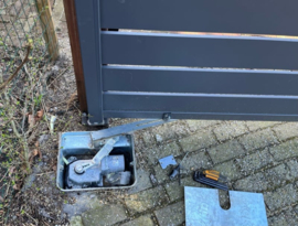 Quiko Sub meenemer. 1x. Voordeel: De as van de sub hoeft niet precies in het verlengde van de poort-scharnieren te liggen.QK-SUBECC. Art.0738  (QU)