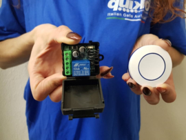 draadloze drukknop universeel, voor binnenshuis of in de auto ,zelfklevend, universeel, 433mhz met ontvanger. 5-30v DC. Art.nr 0809  (QU)