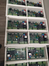 Quiko QK-CE2204uni print, sturing met kast en ontvanger, en 2 zenders compleet.voor Quiko Neo, Eon, Rotello, scarabeo, SUB, En Proteco Aster, Leader, Shark, en bijna alle andere 230v motoren. Art. 4102  (QU)