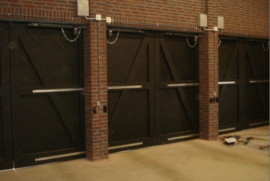 hoekbeugels per 2. universeel voor elk type poortopener. Onmisbaar voor openslaande garagedeuren en veel houten poorten. en wanneer de scharnieren aan de voorzijde op de palen geplaatst zijn. 2x Art. 0302  (QU)