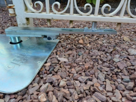 Quiko Sub meenemer. 1x. Voordeel: De as van de sub hoeft niet precies in het verlengde van de poort-scharnieren te liggen.QK-SUBECC. Art.0738  (QU)