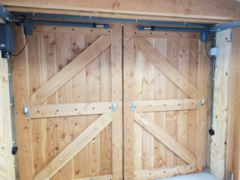 Quiko EON 400 op smalle garagedeuren en openslaande poorten, complete set met kozijnbeugels en stootdoppen. Art. eon400, 2x Art. 0301, 2x Art. 0300     (QU)