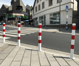 Parkeerpaal vierkant 70 mm, met voetplaat  (PO)