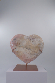Roze amethist hart op standaard