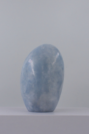 Blauwe calciet sculptuur