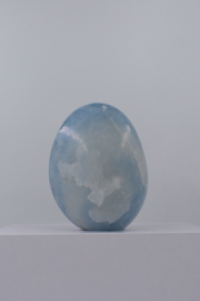 Blauwe calciet sculptuur