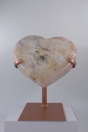Roze amethist hart op standaard