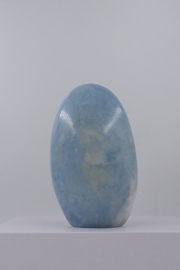 Blauwe calciet sculptuur