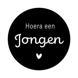 Hoera een jongen, A4 vel 24 sluitstickers - ⌀ 4 cm