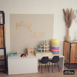 Houten tekst: Play & Chill