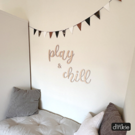 Houten tekst: Play & Chill