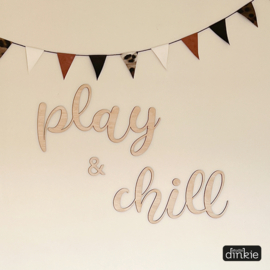 Houten tekst: Play & Chill