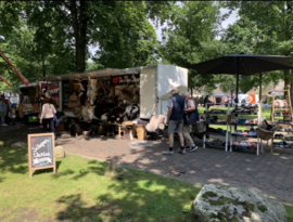 Ons eerste grote markt Zuidlaardermarkt, klein begonnen en inmiddels een verkoopwagen met mooie vachten.