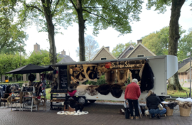 Ons eerste grote markt Zuidlaardermarkt, klein begonnen en inmiddels een verkoopwagen met mooie vachten.