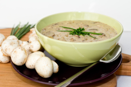 Champignonsoep met verse room en bieslook