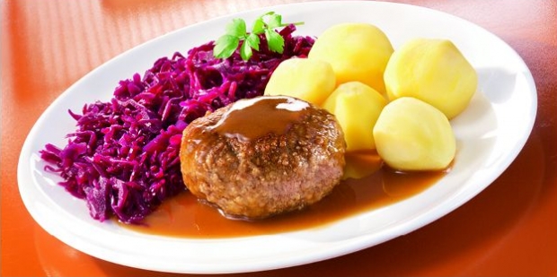 rode kool, gekookte aardappelen, slavink