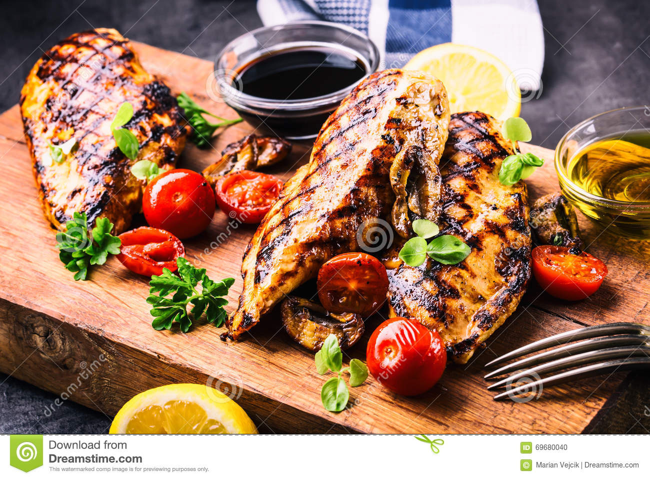 heerlijke mixed grill met ovenaardappelen en gegrilde groenten