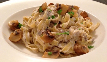 Vega: pasta met paddenstoelen en roomsaus