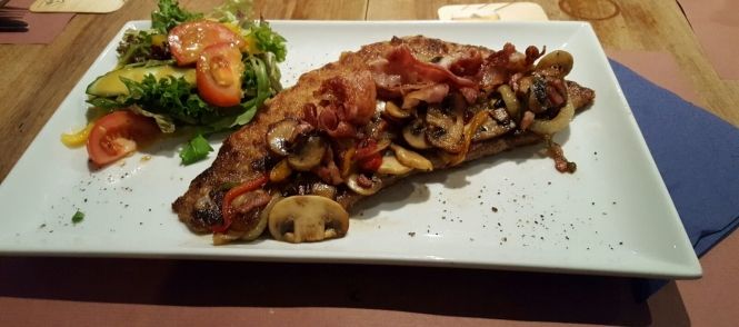 boeren schnitzel met champignon, ui en spek, geb. aardappelen