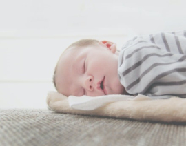 Hoe maak ik een babybed veilig op?