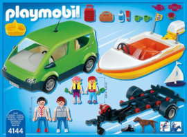 Gezinswagen met boot - 4144