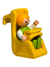 auto babystoel geel met baby