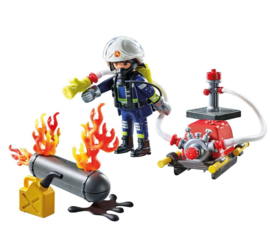 Brandweerman met waterpomp - 71826
