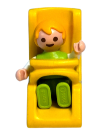 auto babystoel geel met baby