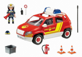 Brandweercommandant met dienstwagen met licht en sirene - 71375