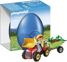 Jongen met kindertractor - 4943