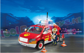 Brandweercommandant met dienstwagen met licht en sirene - 71375