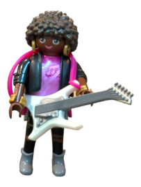 serie 26  vrouw - vrouw met gitaar