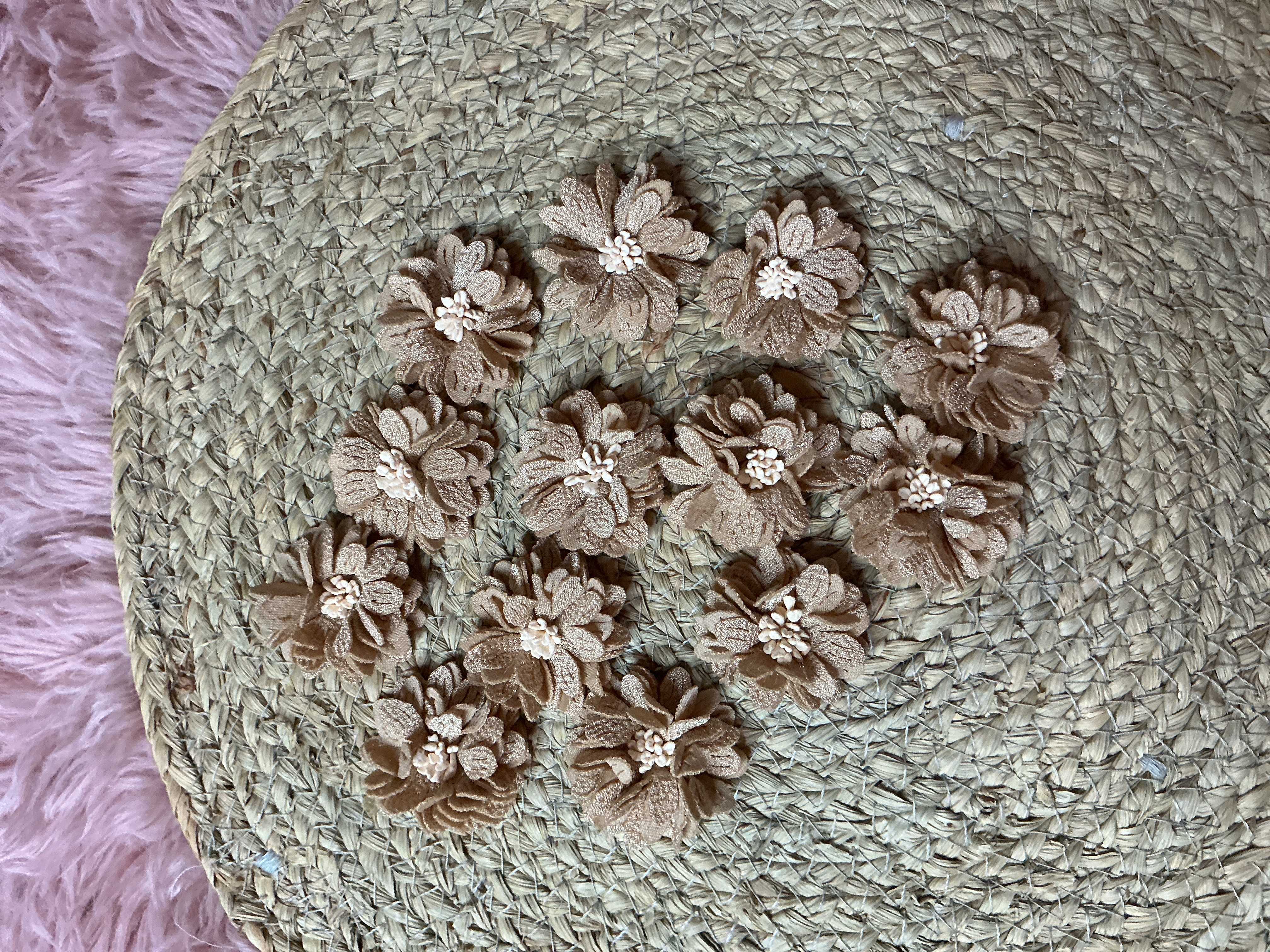 Bloem met blaadjes lichtgoud