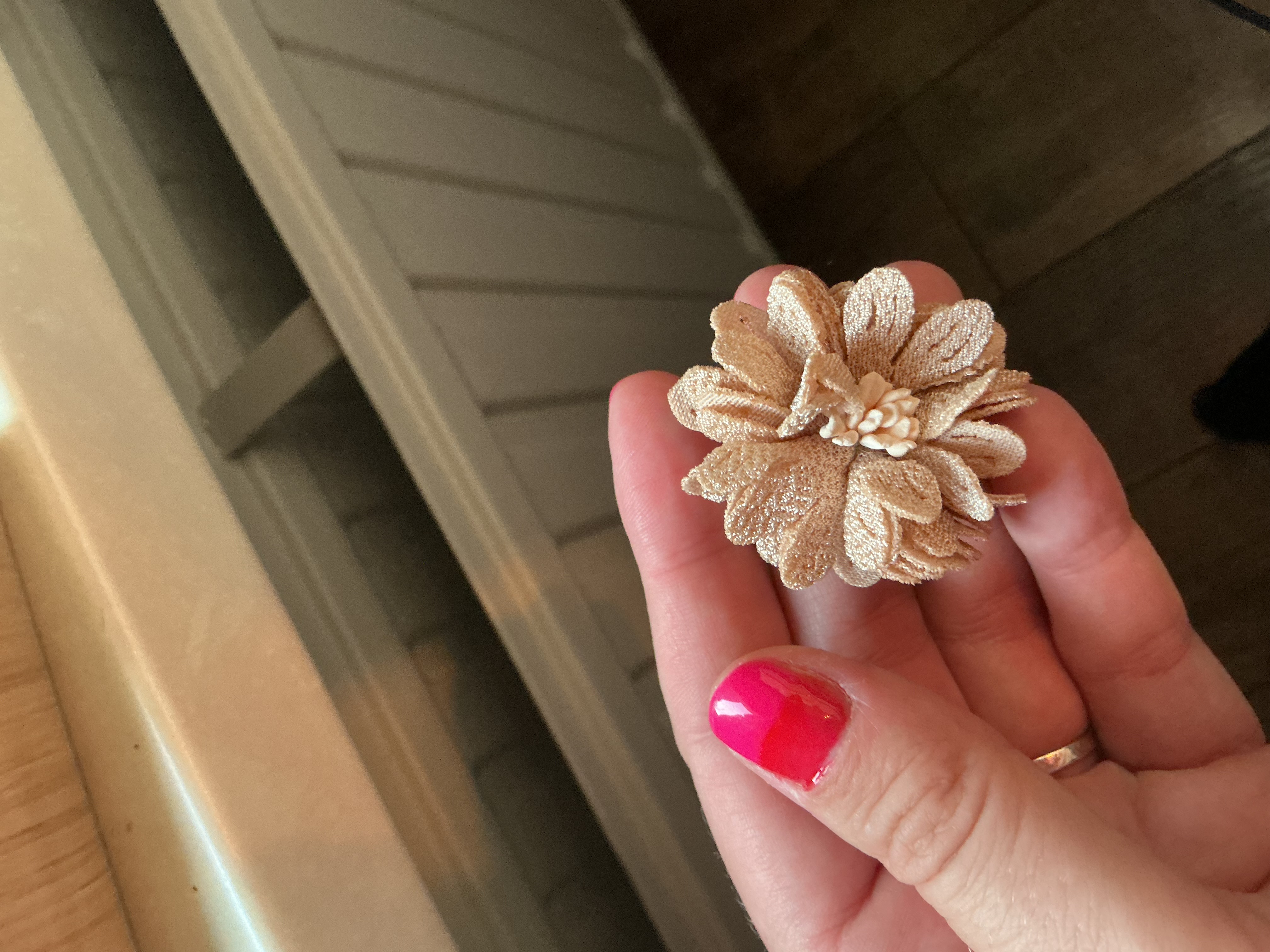 Bloem met blaadjes lichtgoud
