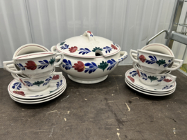 Grote soepterine met 6 soepkommen en schotels